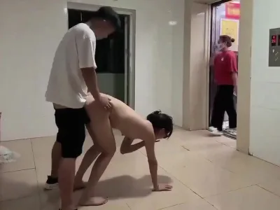 Đang chơi em trước sản thang máy thì gặp chị hàng xóm