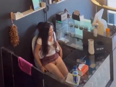 Đang lén chơi quây thu ngân thì có khách vào em rút vội