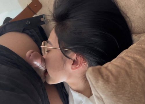 Em sinh viên kính cận mút phê quá vứt kính sang bên luôn
